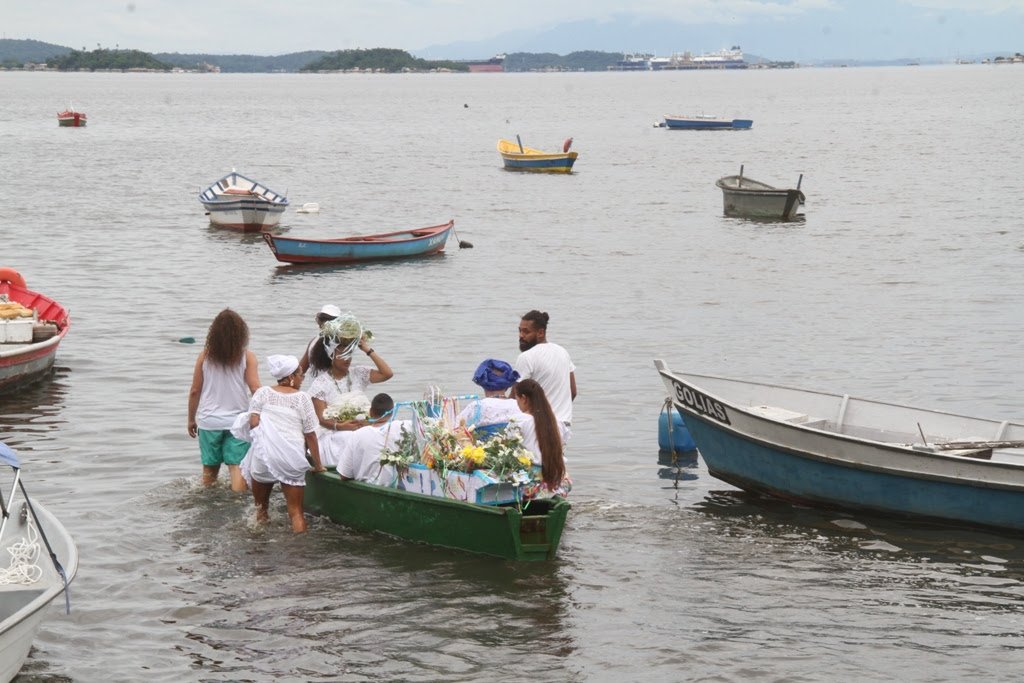 Candoblecistas celebram Presente de Iemanjá na orla da Praia das Pedrinhas