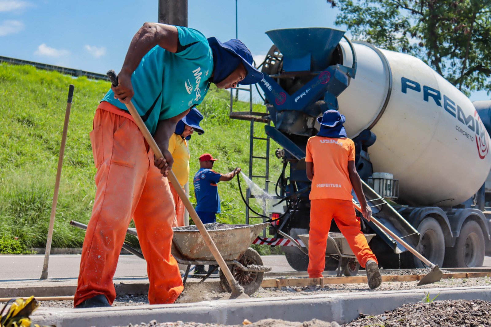 Obras em alta: Prefeitura concreta novas calçadas na entrada do Porto do Rosa 