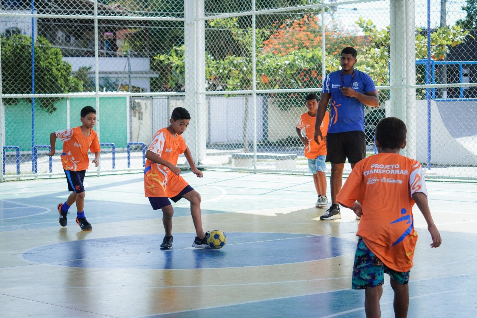 Em Itaboraí, Projeto Transformar leva aulas de Futsal para crianças no bairro Ampliação