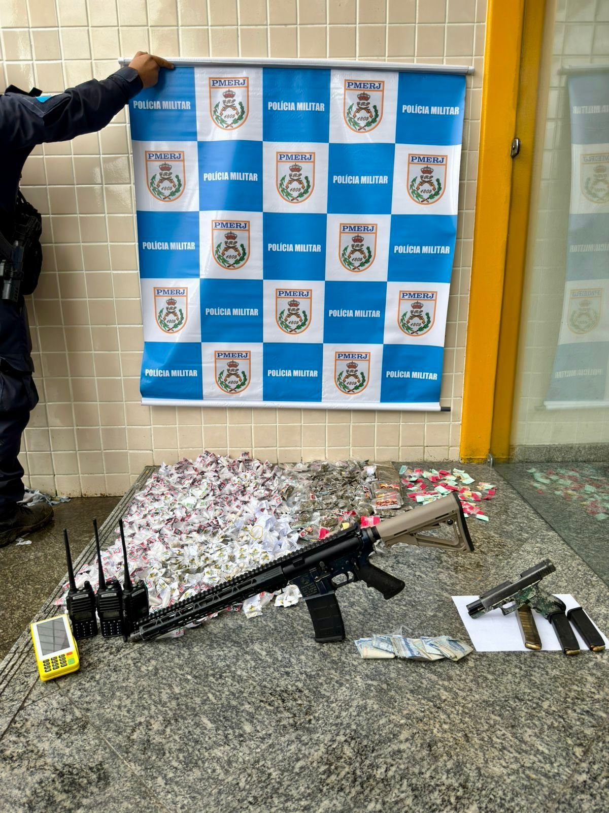 Suspeito armado com fuzil é baleado em troca de tiros com a PM em Niterói