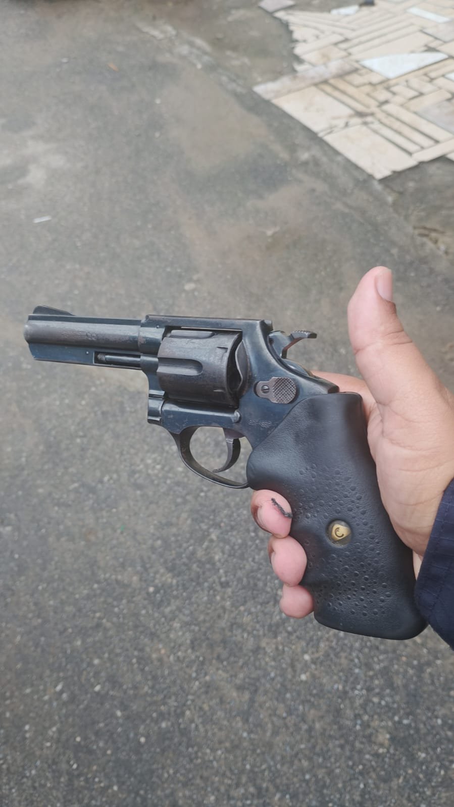 Ação do 1º BPM em São Gonçalo tem início com dois presos e arma apreendida