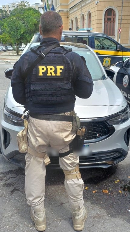 PRF recupera carro roubado em Niterói
