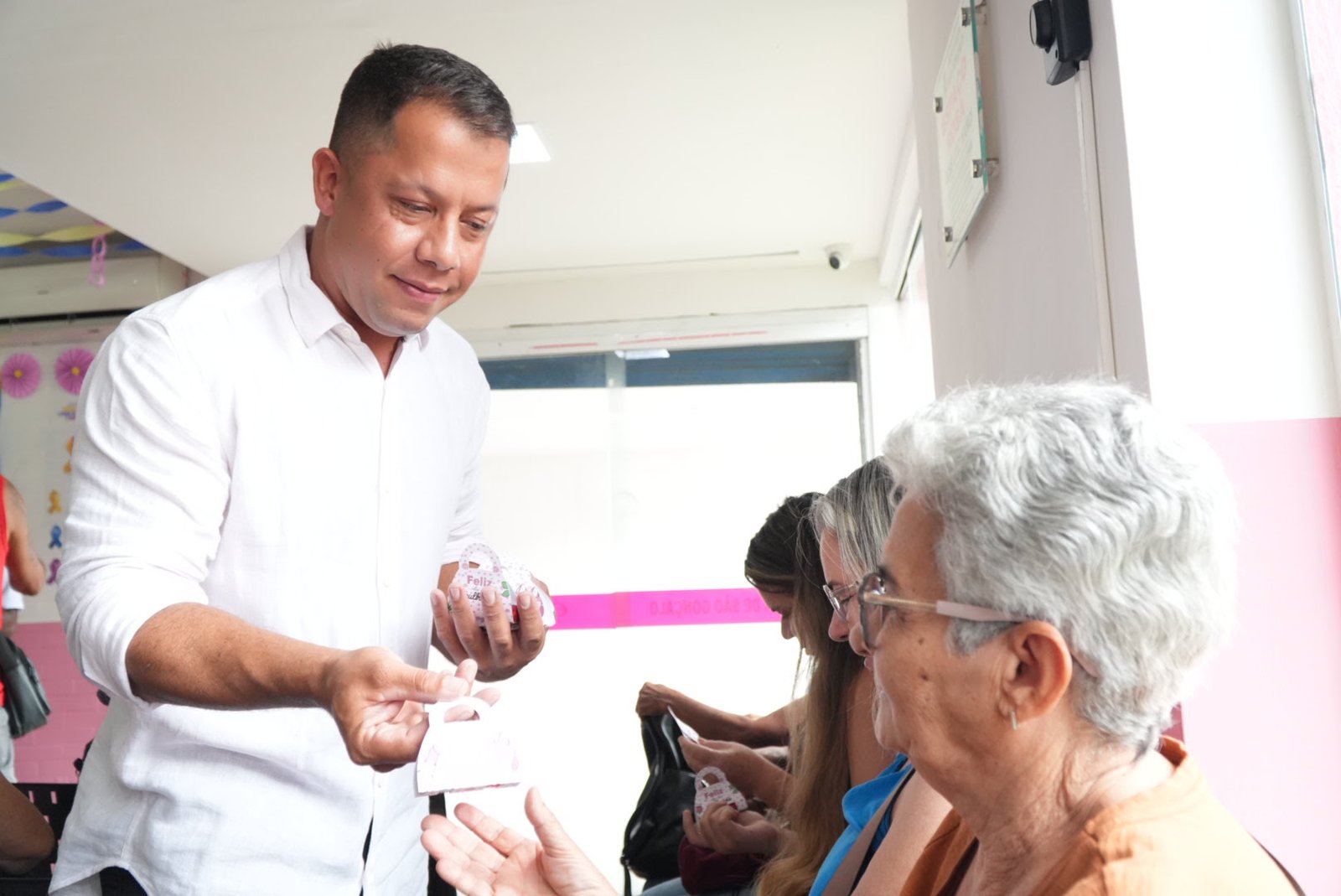 Pacientes oncológicos recebem reforço em orientações no Espaço Rosa, em São Gonçalo