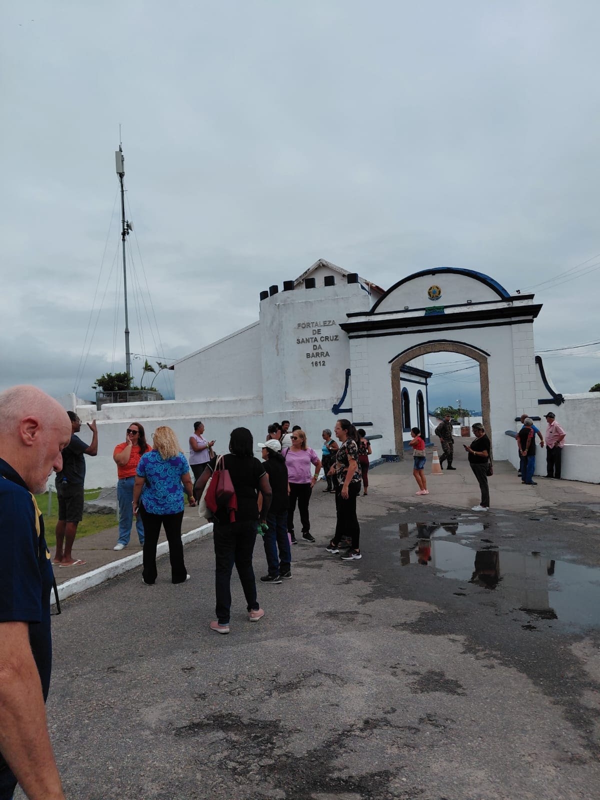 Prefeitura realiza passeio com idosos à Fortaleza de Santa Cruz 