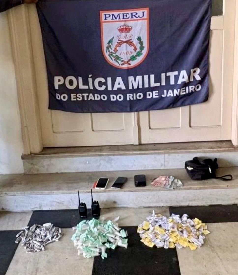 Ação do 12º BPM resulta em prisões por tráfico de drogas em Niterói