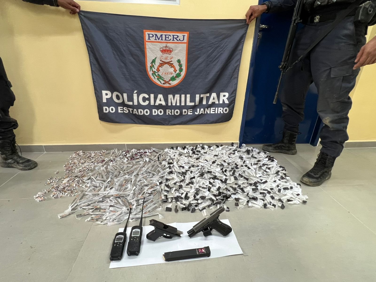 12°BPM apreende armas, rádios transmissores e drogas em Niterói