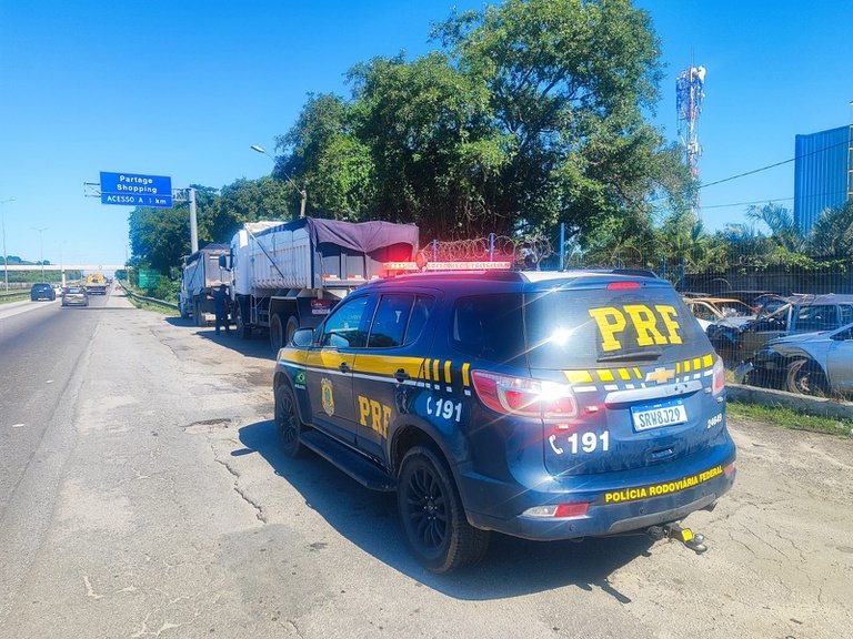 PRF fiscaliza veículos de carga na Região Metropolitana do Rio