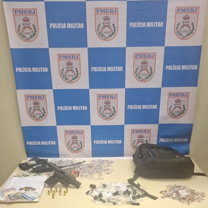 Confronto em comunidade de Niterói termina com presos e apreensão de armas e drogas; suspeito também é detido com revólver em Maricá