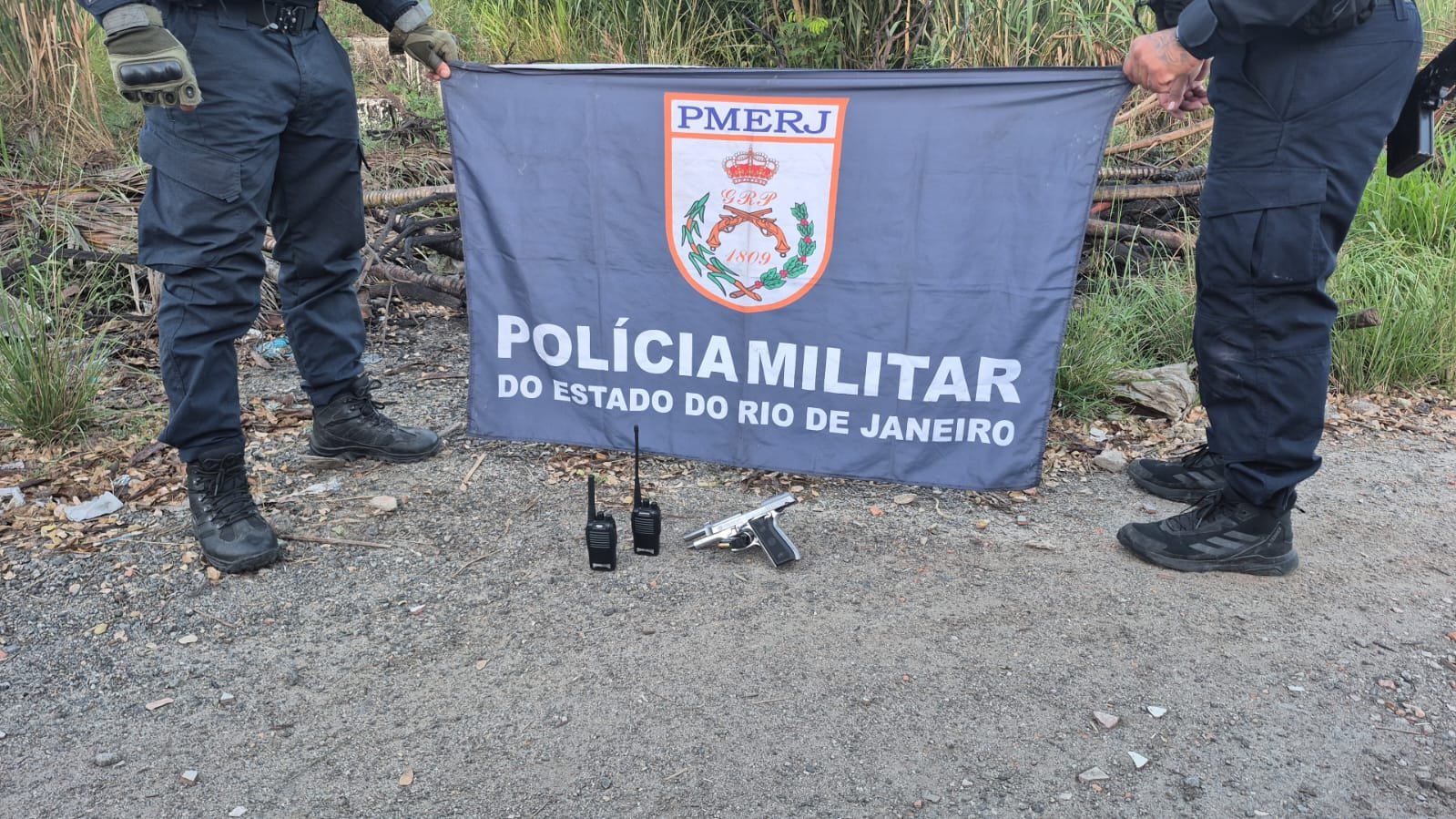 7ºBPM prende dois homens após troca de tiros em evento não autorizado em São Gonçalo