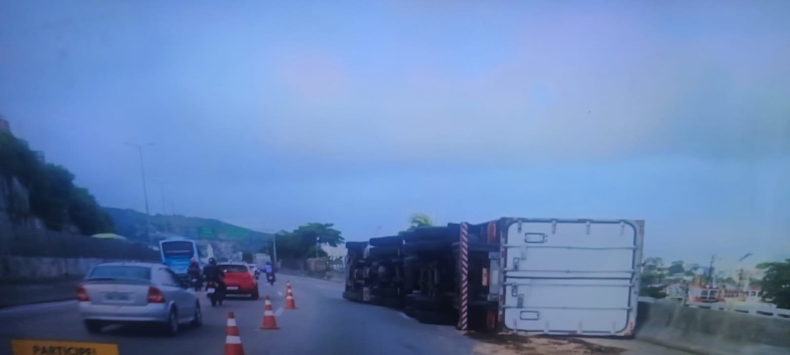 Carreta de frutas tomba na BR-101 e provoca congestionamento em Niterói