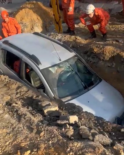 Secretaria das Cidades afirma que trecho de obra do MUVI onde carro caiu estava devidamente sinalizado