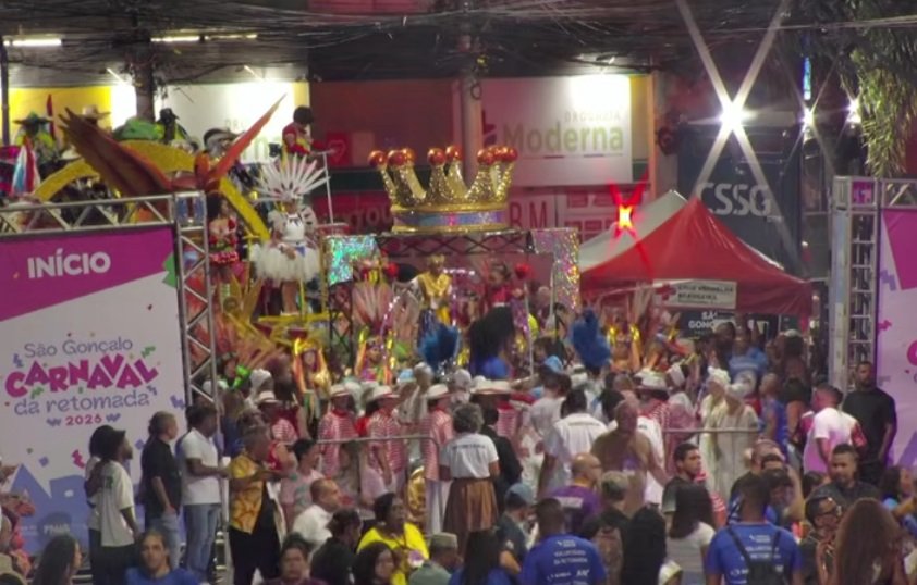 Folia em abril: Carnaval fora de época em São Gonçalo é um sucesso