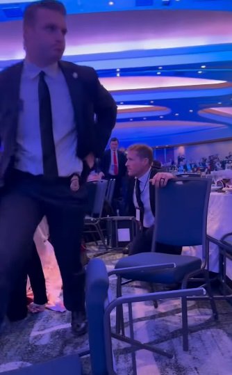 Trump é retirado de jantar após homem abrir fogo em evento da Casa Branca