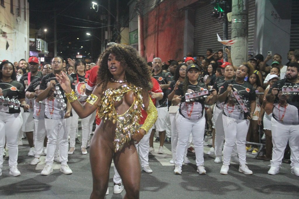 Carnaval da Retomada reúne centenas de gonçalenses na segunda noite de desfile no Centro