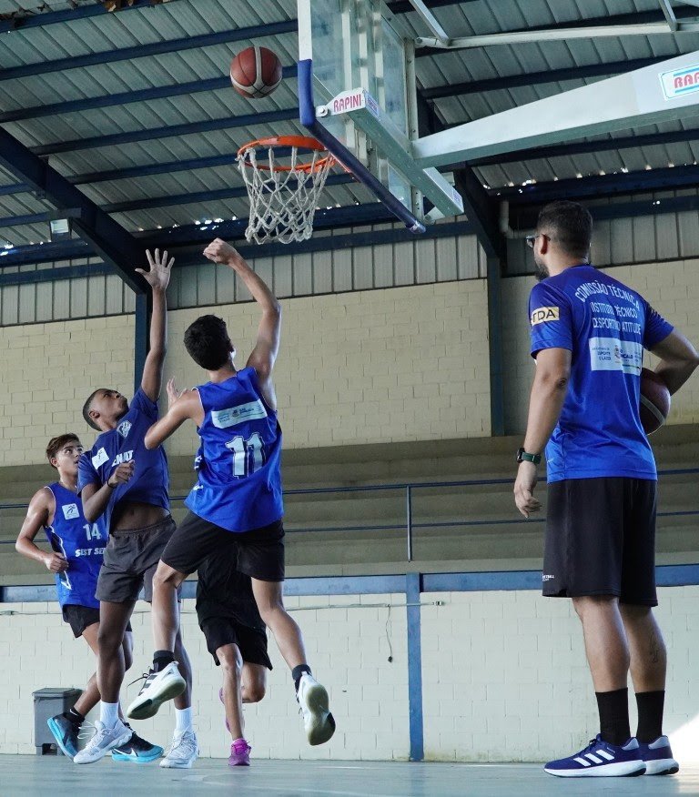 Jovens gonçalenses participam de equipe de basquete de alto rendimento