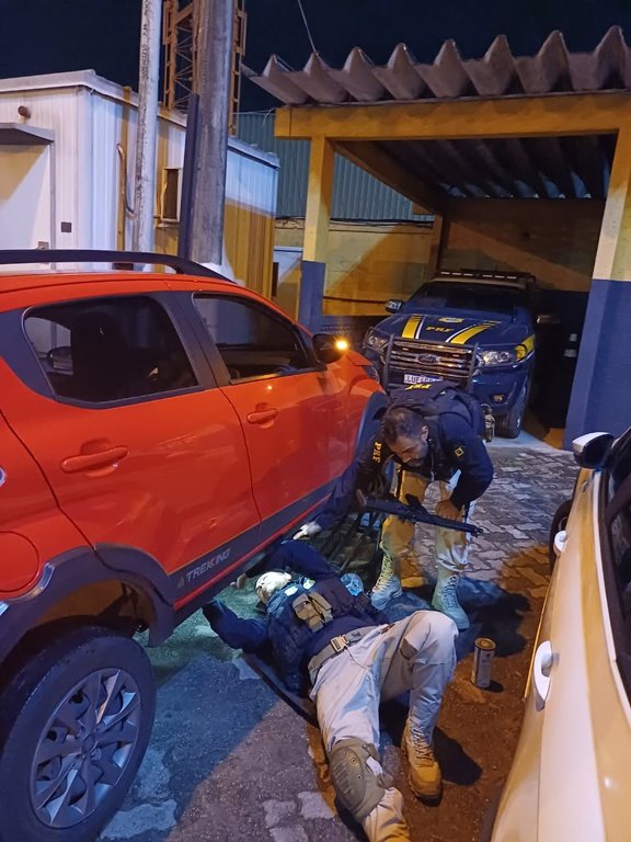 Polícia Rodoviária Federal recupera veículo furtado em São Gonçalo