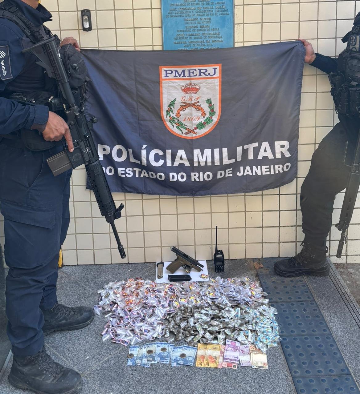 Policiais do 12° BPM apreendem arma, munições e drogas em Niterói