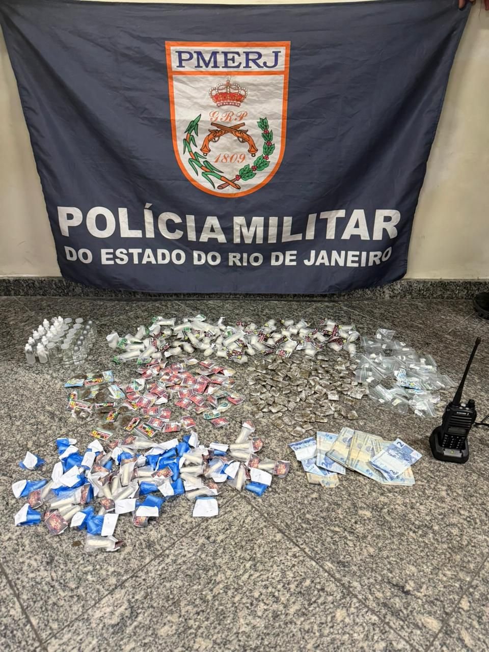 12ºBPM apreende rádio transmissor e drogas em Niterói