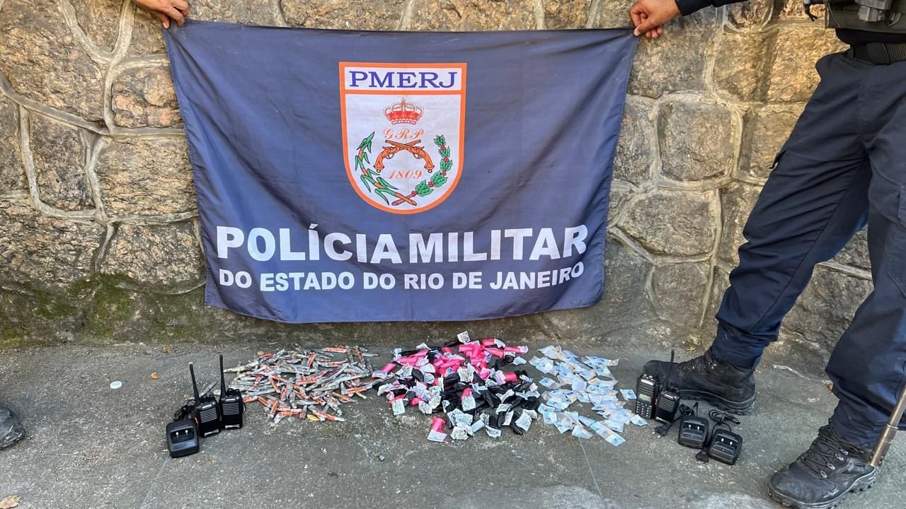 Ação do 12º BPM apreende drogas e radiotransmissores em comunidade de Niterói
