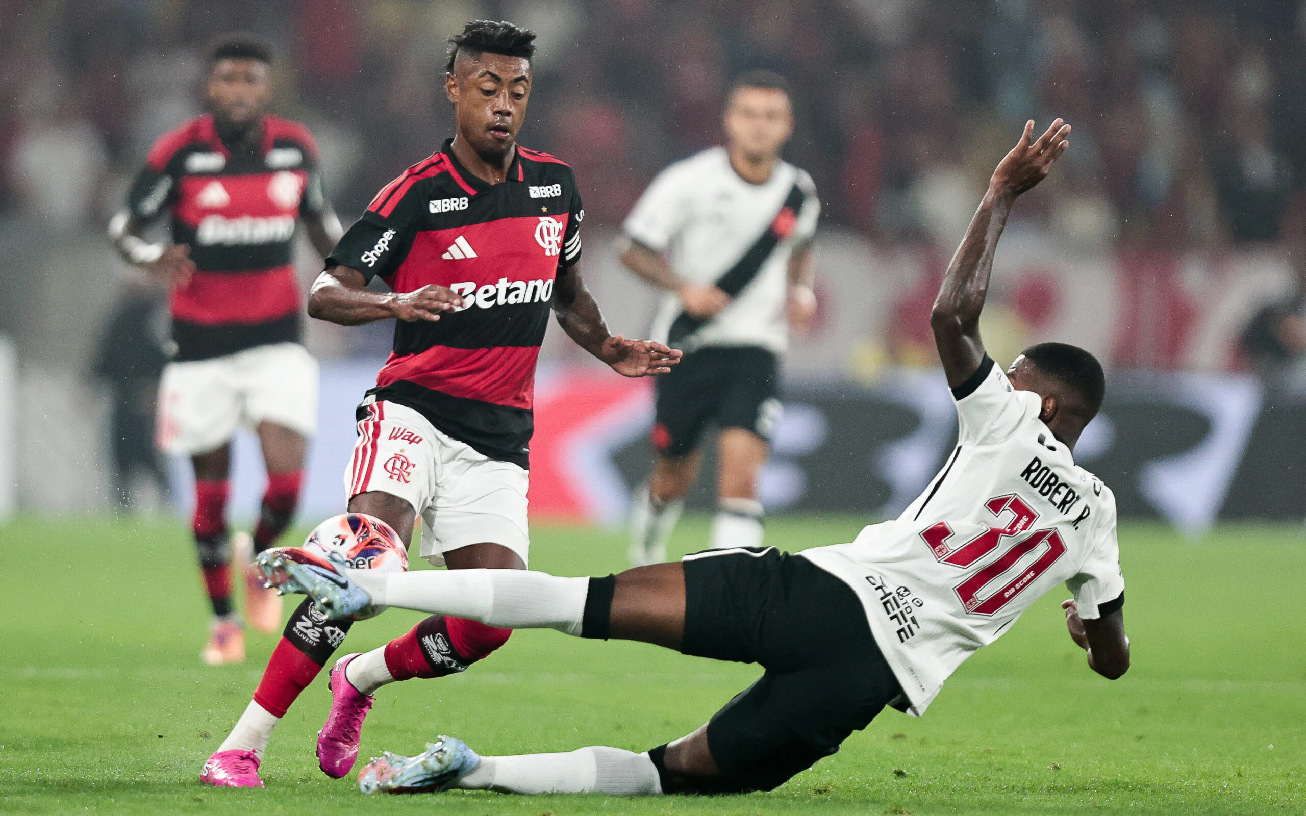 Com gol salvador, Hugo Moura faz Vasco arrancar empate do Flamengo