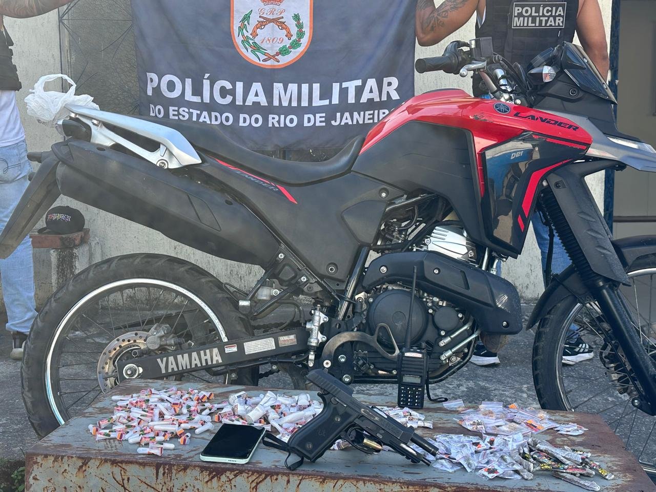 Confronto em São Gonçalo termina com suspeito baleado, prisões e arma apreendida