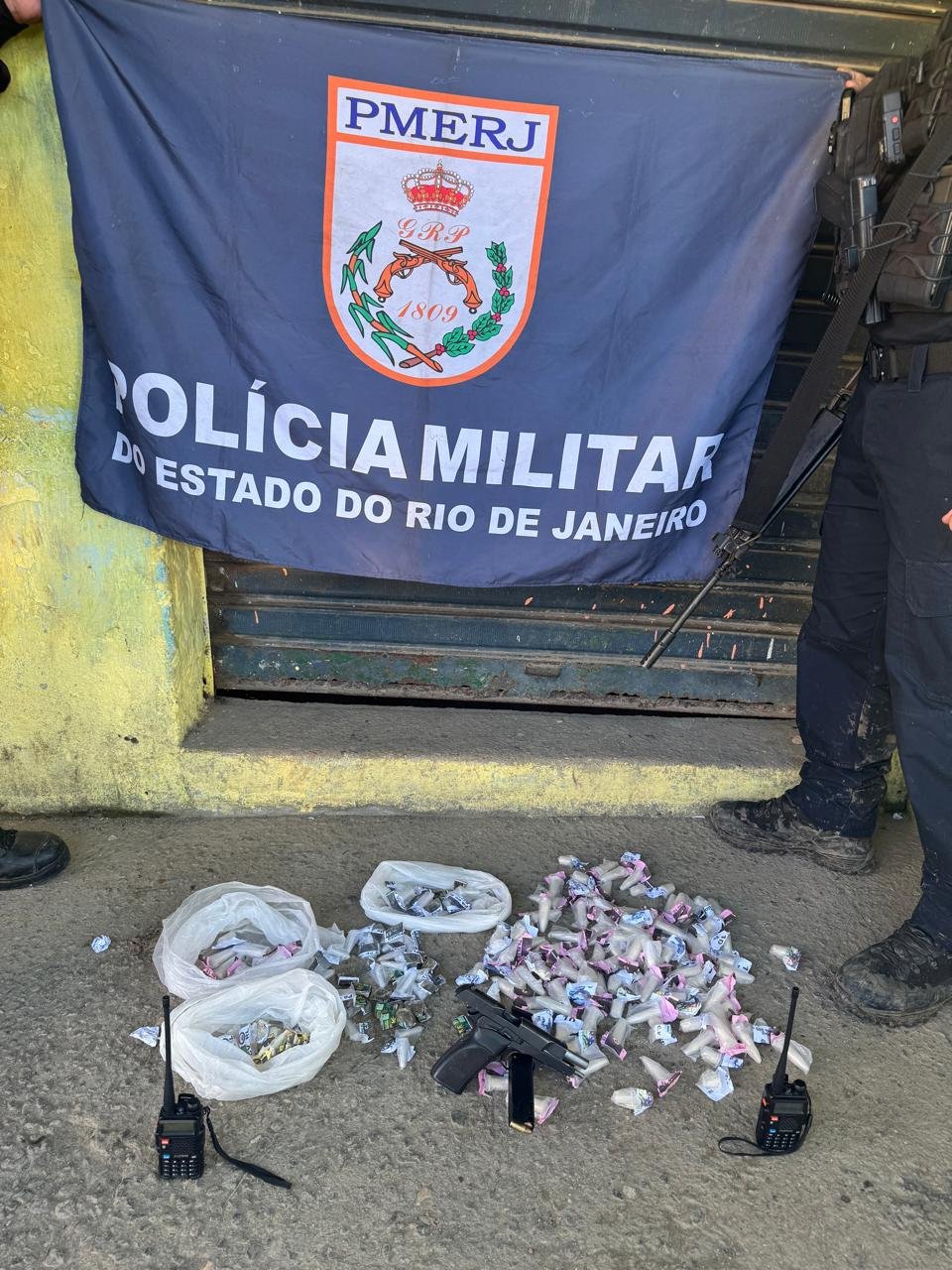 PM apreende pistola e drogas durante ação contra o tráfico de drogas no Rio do Ouro, em São Gonçalo