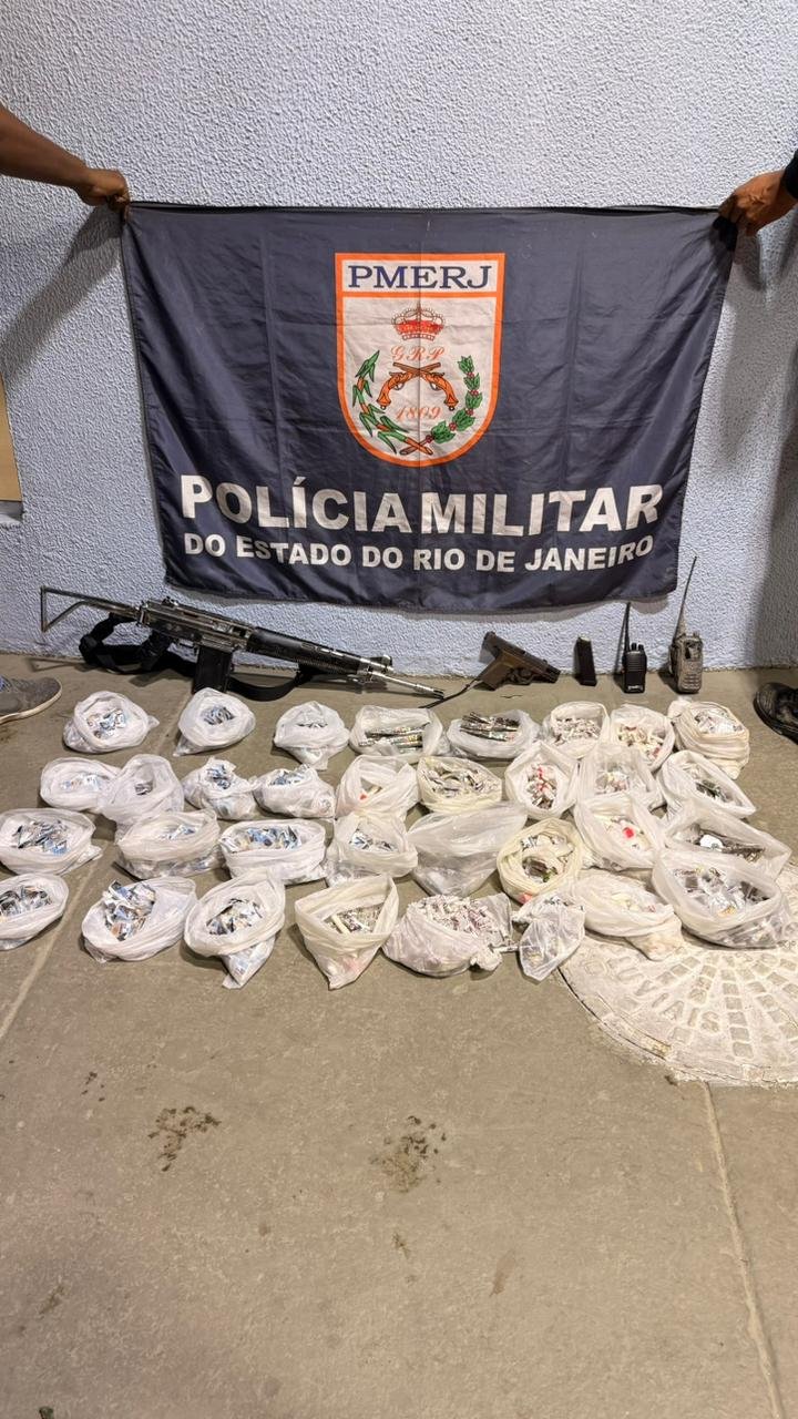 Operação do 7ºBPM termina com apreensão de fuzil, pistola e drogas no Jardim Catarina