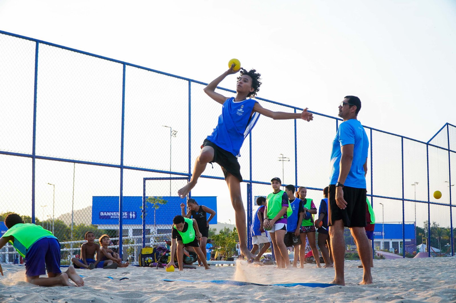 Parque RJ Nosso Sonho oferece aulas de handebol de areia em São Gonçalo