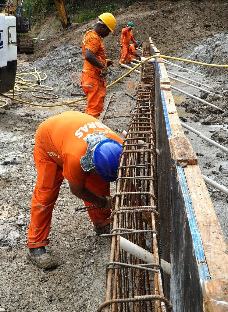 Obras de contenção de encosta avançam no Lindo Parque