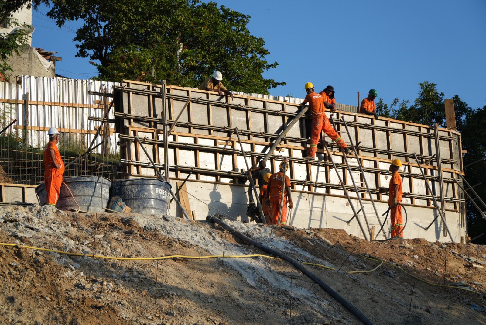 Obras de contenção de encosta avançam em ritmo acelerado no Lindo Parque