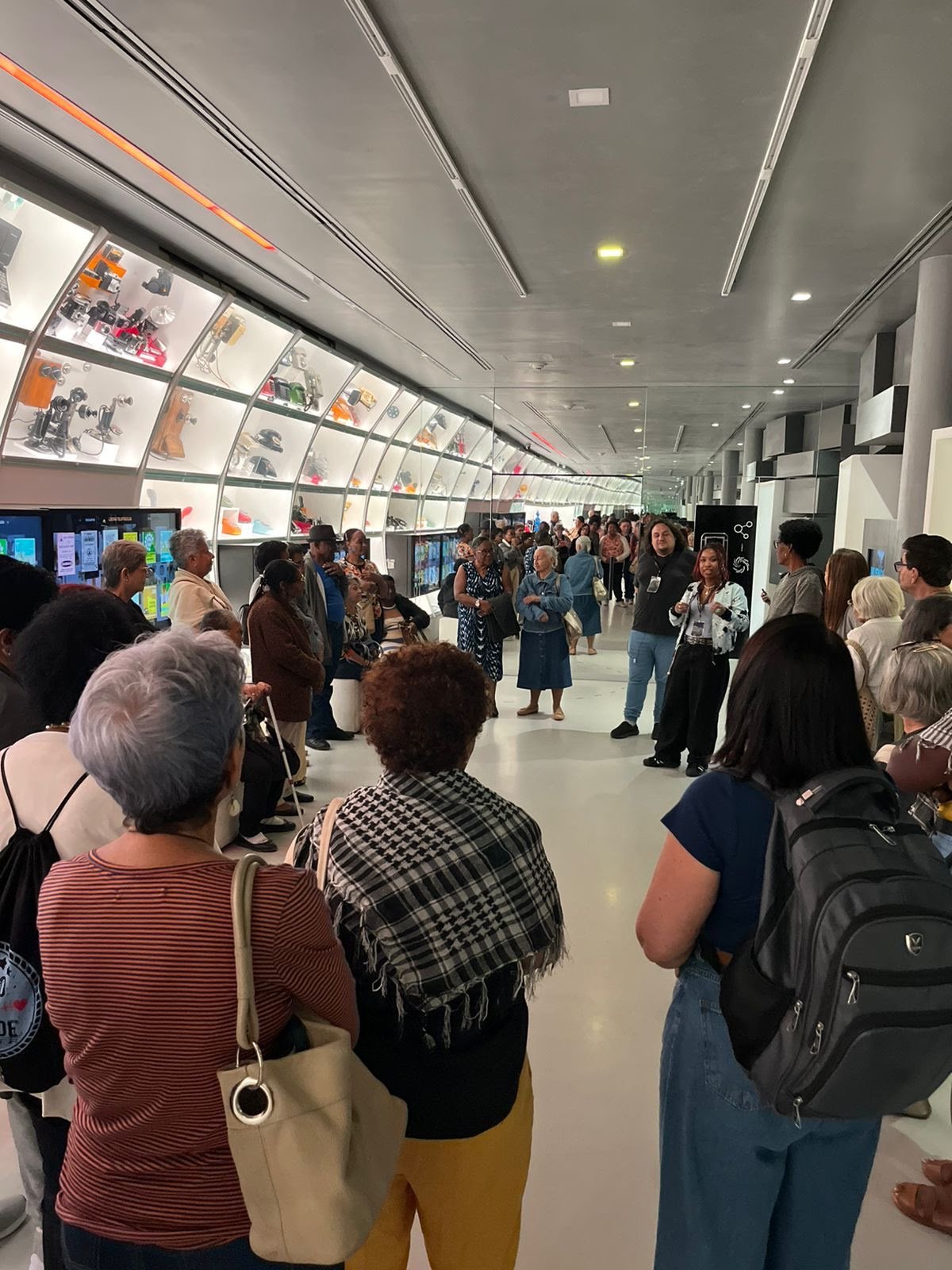 Servidores aposentados participam de passeio promovido pela Funasg a museu no Rio