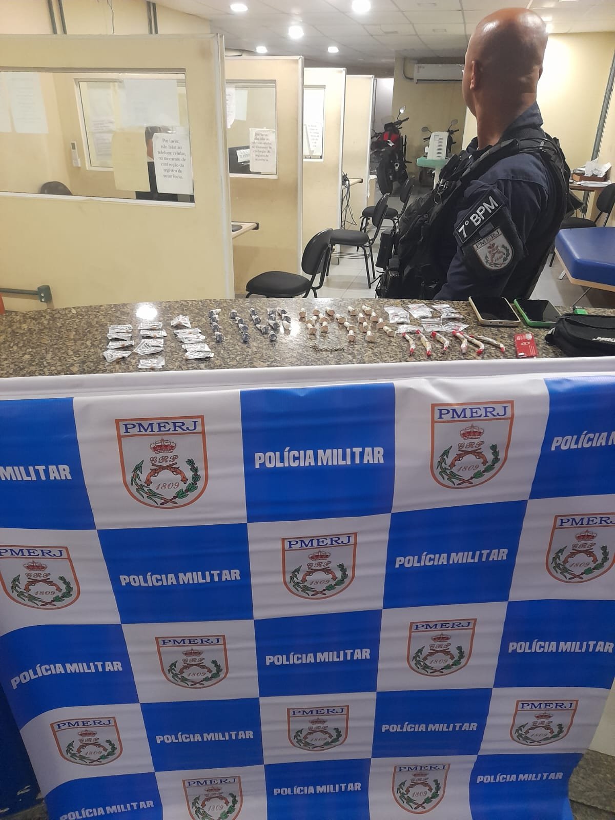 Militares do 7º BPM apreendem drogas no bairro Raul Veiga, em São Gonçalo