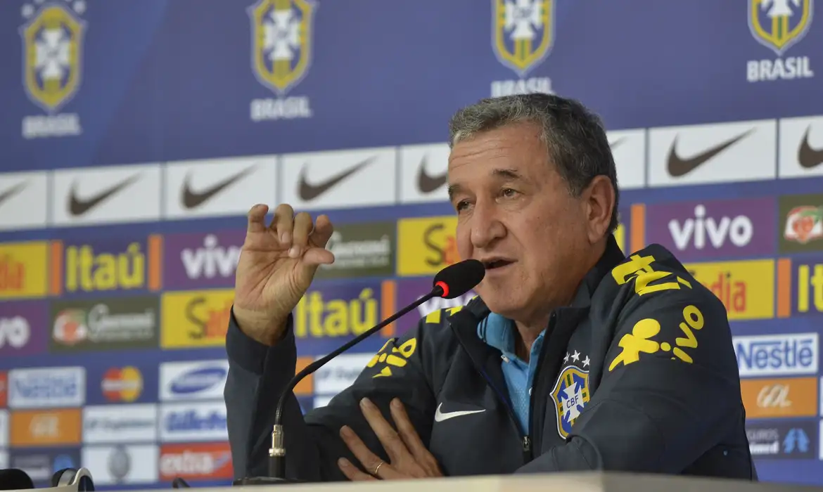 Estado de saúde de Parreira se agrava e técnico passará por cirurgia