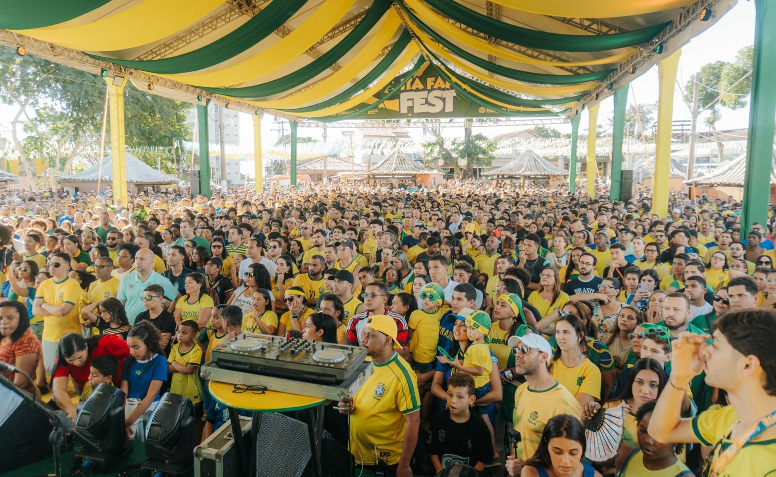 Torcedores vibram com classificação do Brasil na Ita Fan Fest, em Itaboraí