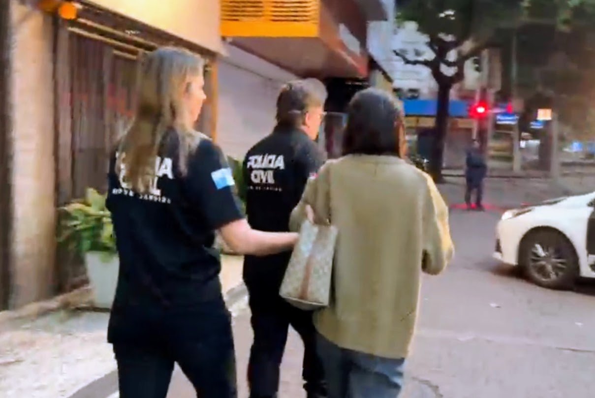 Policiais civis da Delegacia de Defraudações fazem operação em Niterói
