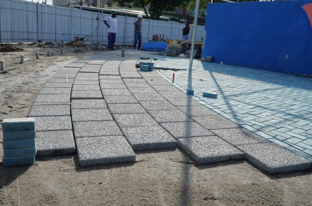 Praça da Trindade entra em nova etapa de revitalização com instalação de piso drenante