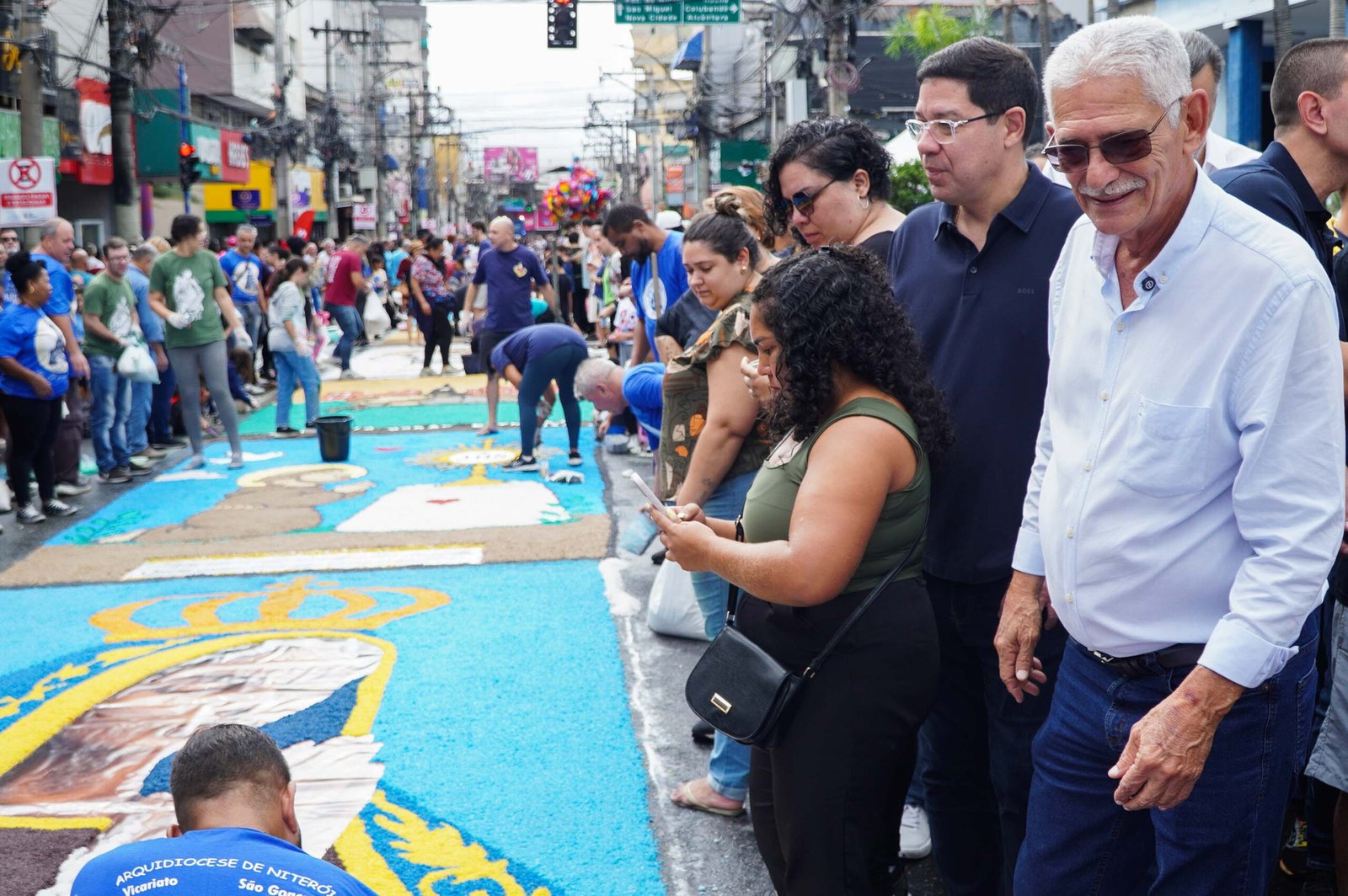 Prefeito de São Gonçalo acompanha celebração de Corpus Christi com confecção dos tapetes nas ruas do Centro