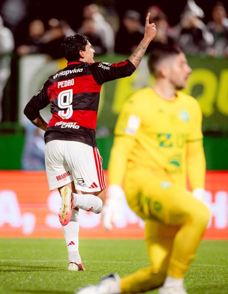 Flamengo goleia a Chapecoense na volta do Brasileirão e segue firme na briga pela liderança