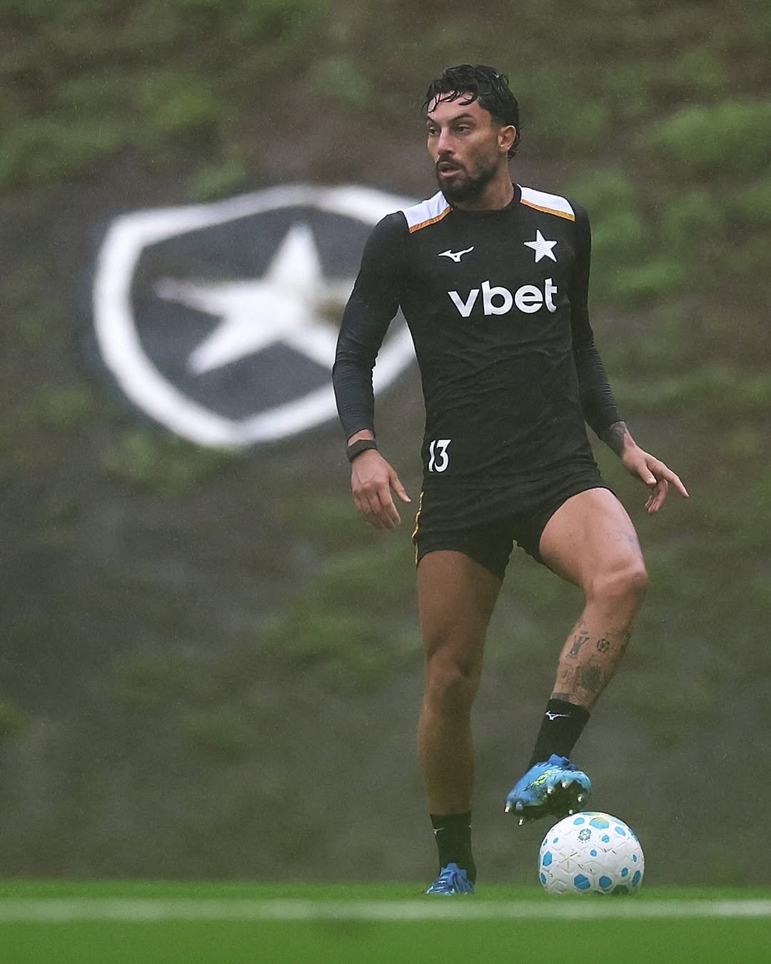 Botafogo encaminha planejamento para renovar contrato de Alex Telles