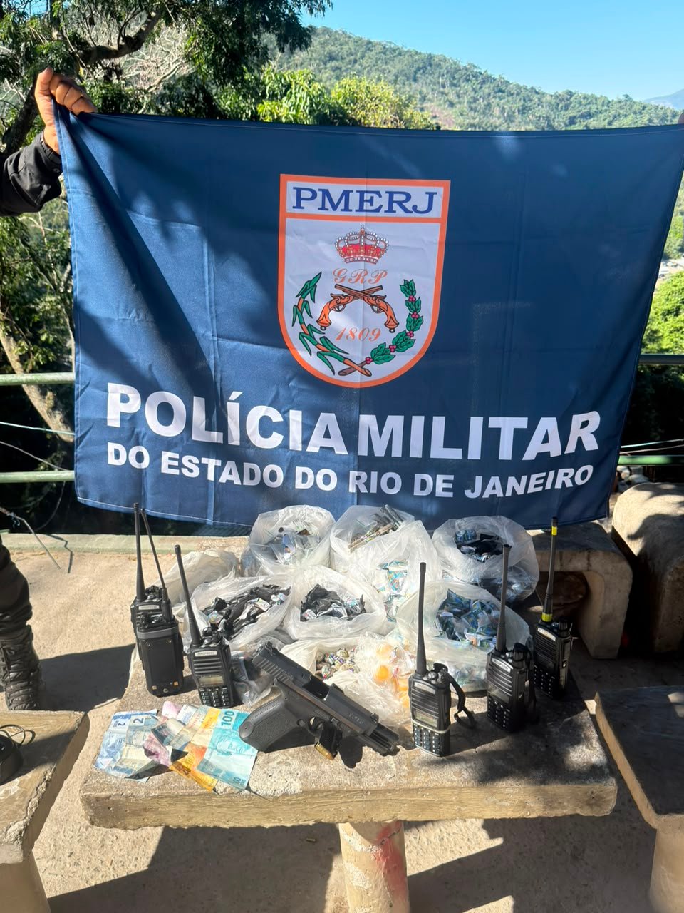 Ações da PM terminam com cinco presos, dois adolescentes apreendidos e armas recolhidas em Niterói