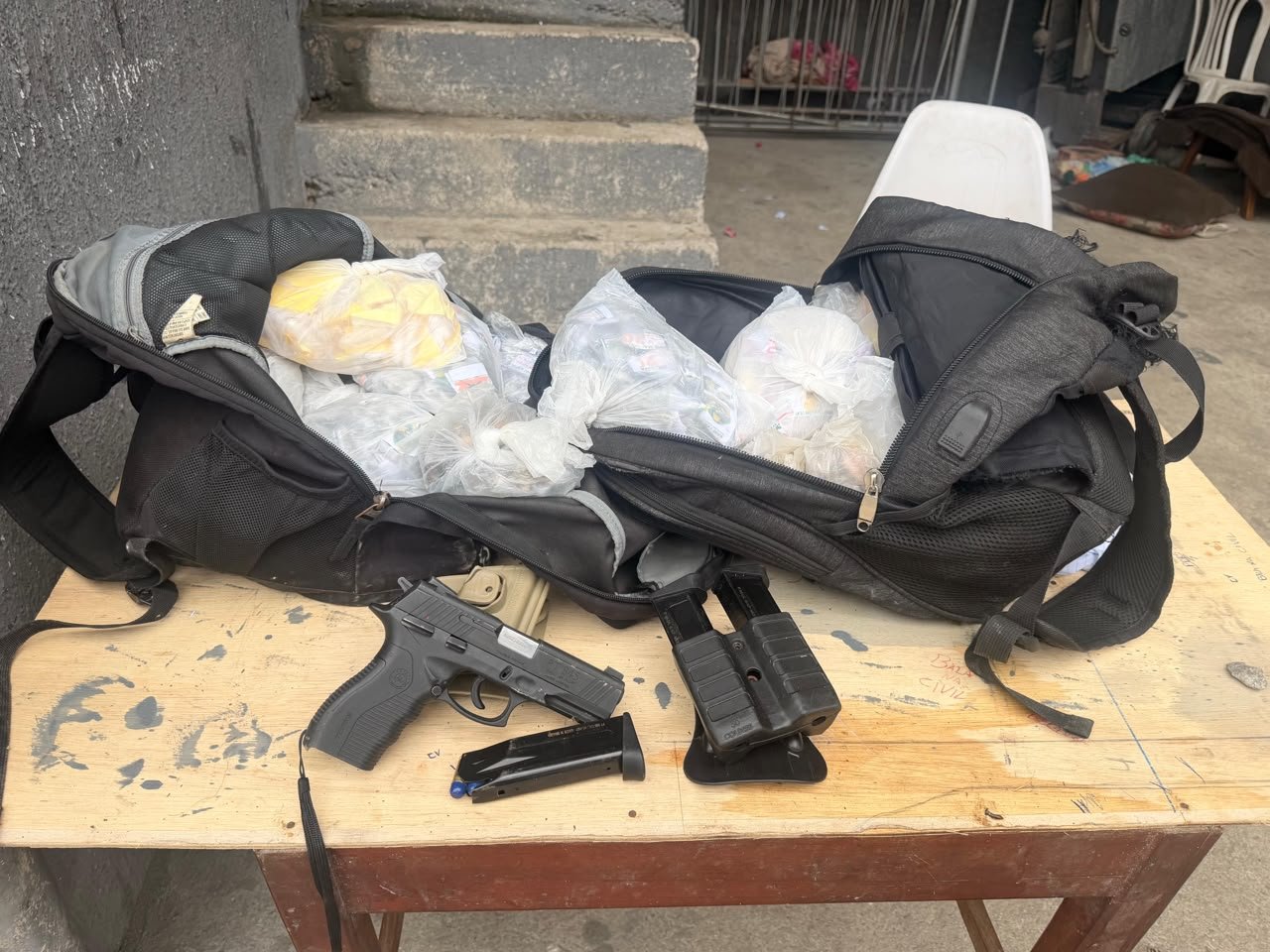 PM prende cinco suspeitos e apreende armas e drogas em ações na Região Metropolitana