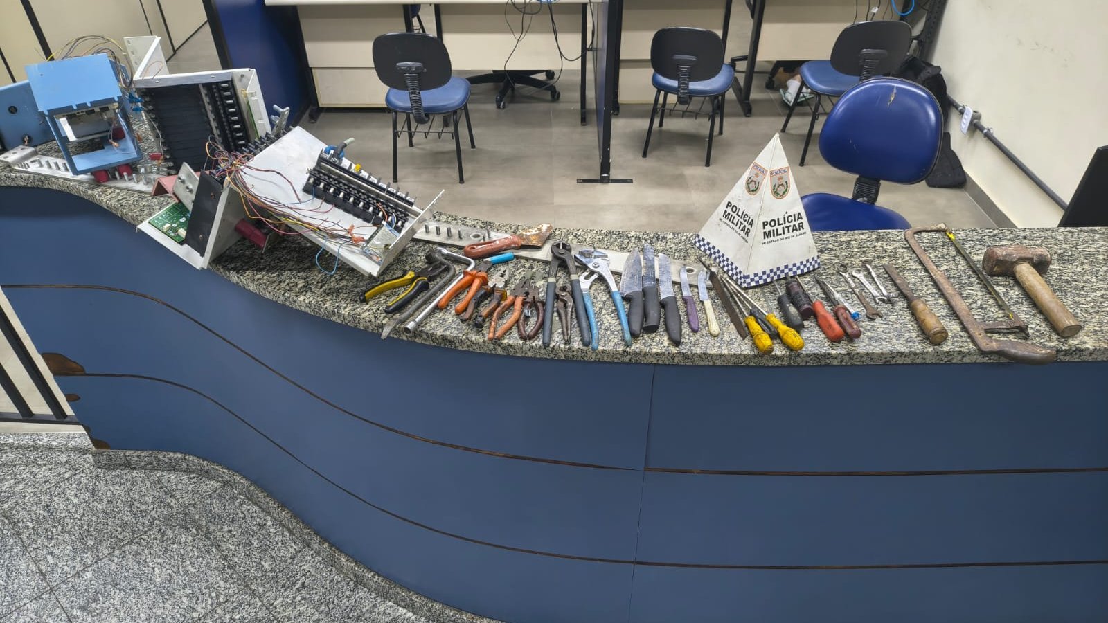 PM prende sete suspeitos e apreende armas, drogas e explosivo em ações em Niterói e Rio Bonito