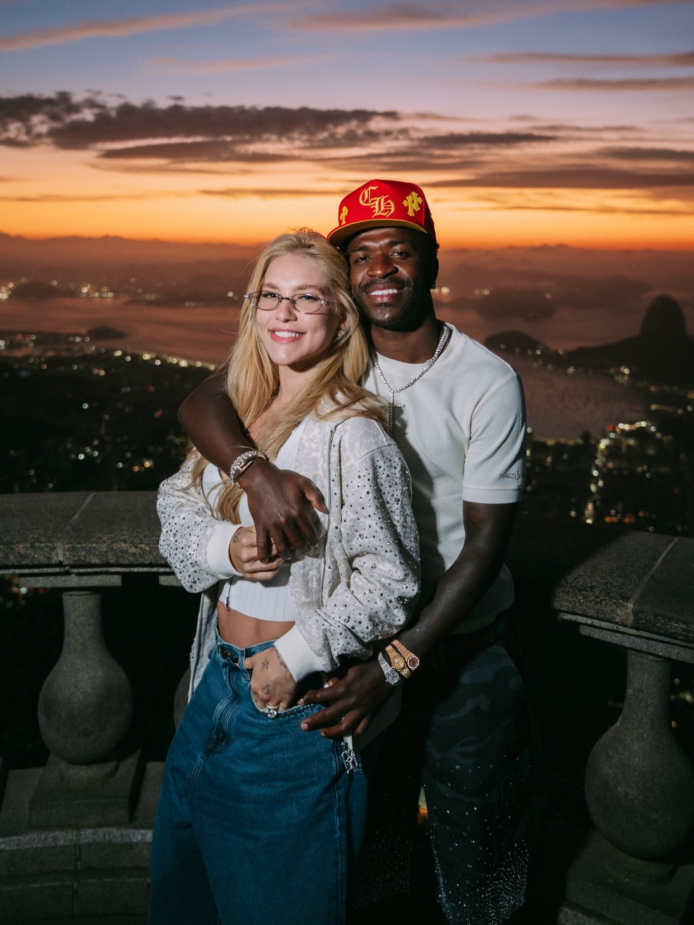 Vini Jr. recebe Virginia para churrasco em família em São Gonçalo