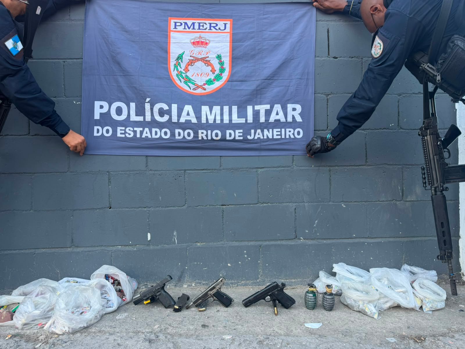 Três suspeitos são presos com armas, granadas e drogas durante operação do 7ºBPM em São Gonçalo