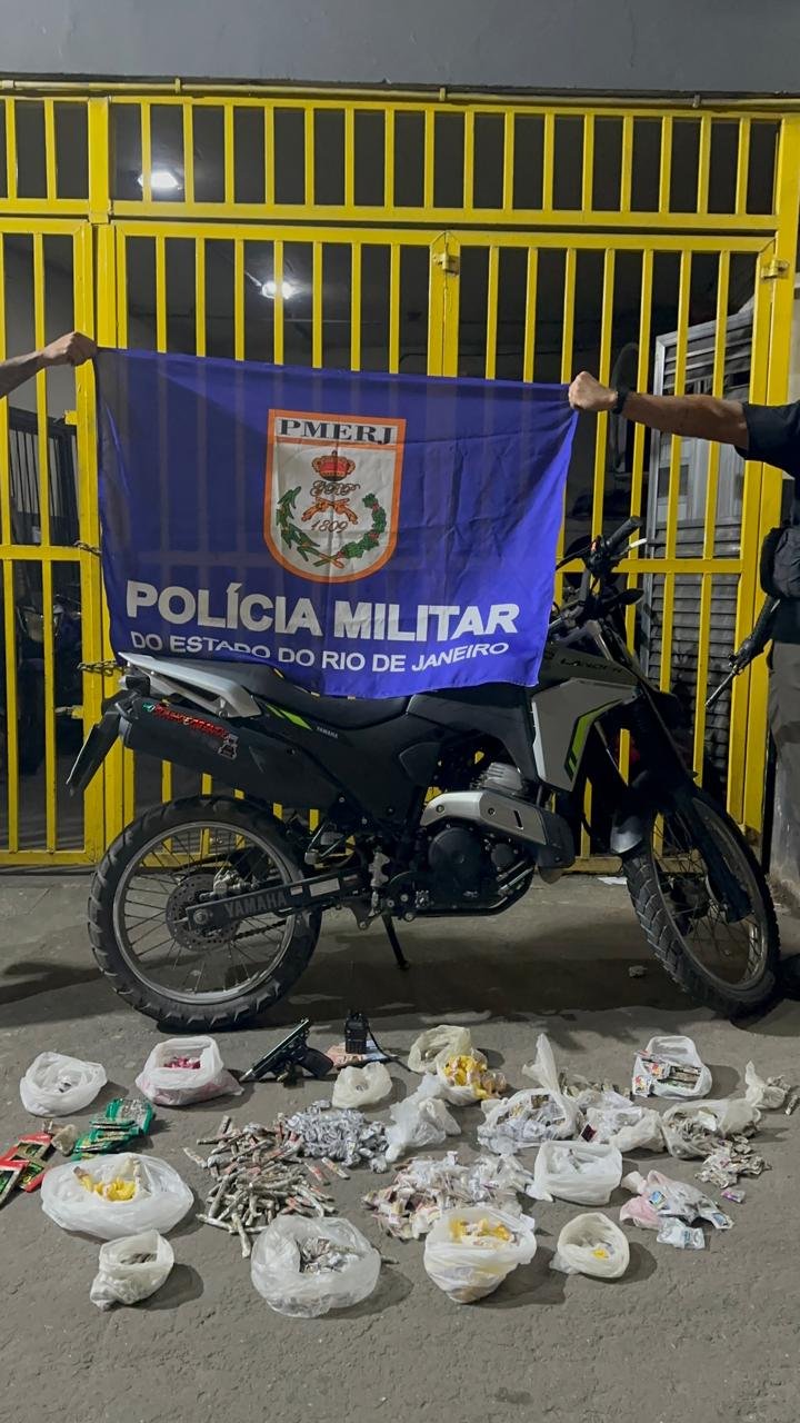 Dois foragidos da Justiça são presos com armas após ação da PM em São Gonçalo