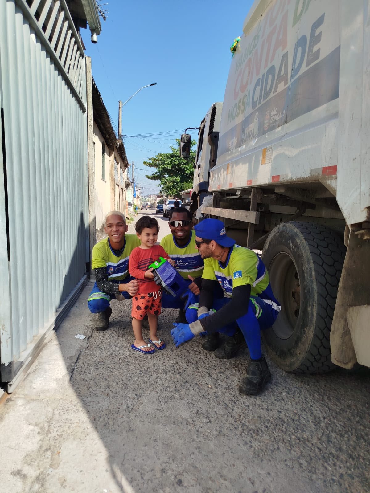 PAIXÃO SOBRE RODAS: MENINO DE 2 ANOS ENCANTA FAMÍLIA COM AMOR PELO CAMINHÃO DO LIXO