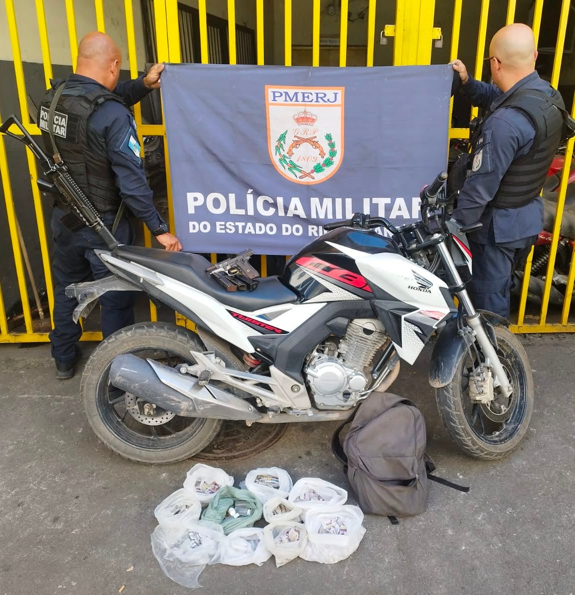 Exclusiva: Em São Gonçalo, homem é preso com pistola, drogas e motocicleta durante operação do 7º BPM em Santa Luzia