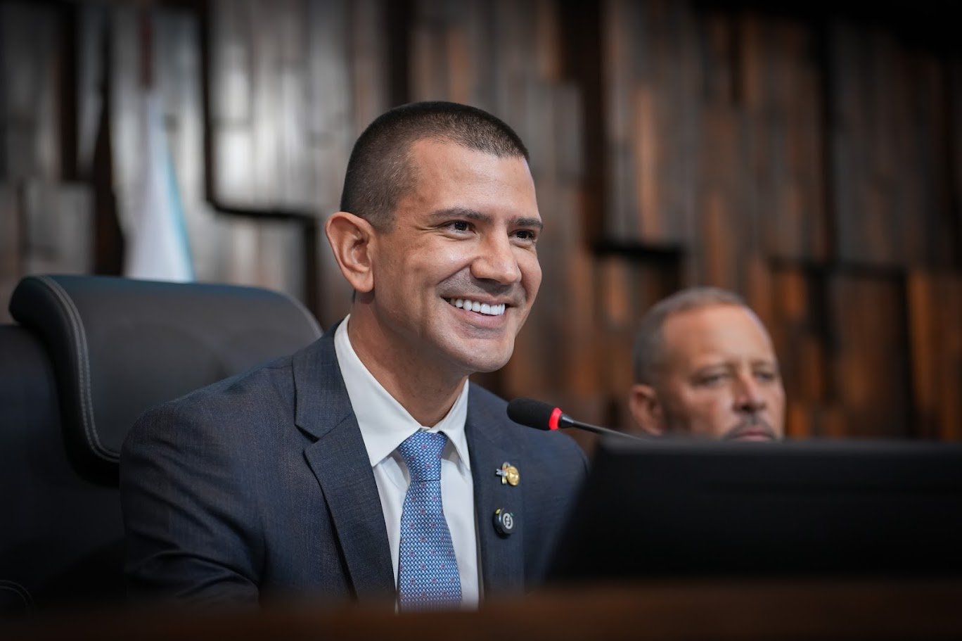 No Rio, pesquisa Prefab Future aponta queda de Paes e crescimento de Douglas Ruas