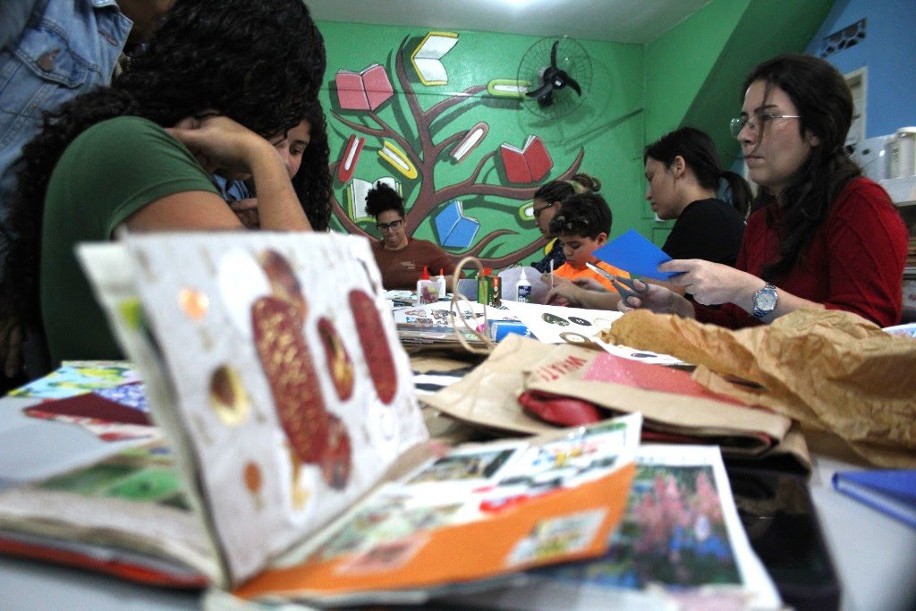 Biblioteca Genebaldo Rosa recebe nova oficina de artesanato promovida pela Educação Municipal