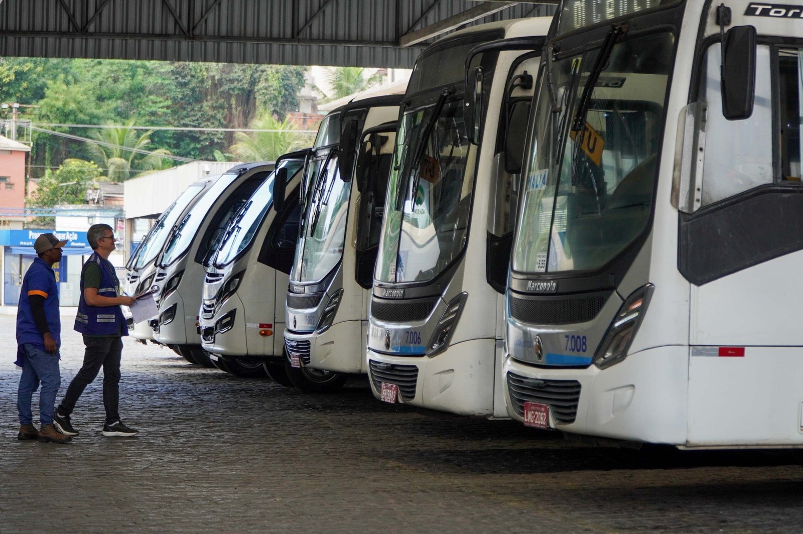 Prefeitura realiza vistoria de ônibus na garagem da viação Mauá